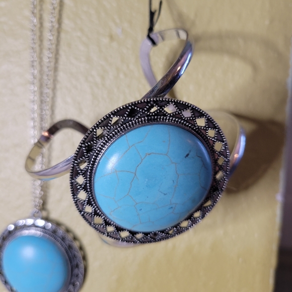 Jewelry - Picture 3 of 4